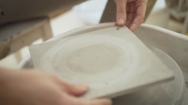 Die Herstellung von Keramik. Frau bereitet Ton für Arbeit an Töpferscheibe vor. — Stockvideo