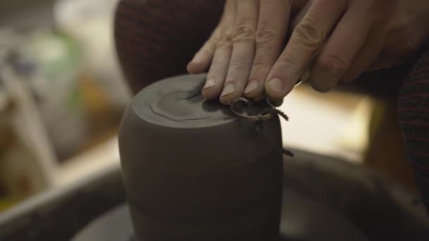 La fabrication de céramiques. Femme travaillant avec de l'argile sur une roue de poterie. — Video