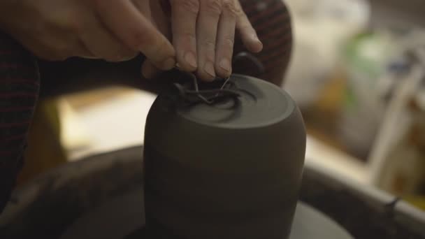 Die Herstellung von Keramik. Frau arbeitet mit Ton an Töpferscheibe. — Stockvideo