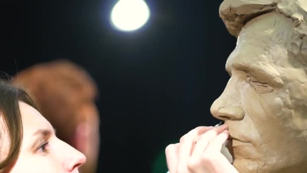 Kadın heykeltraş, insan kafası heykeli üzerinde çalışıyor.. — Stok video