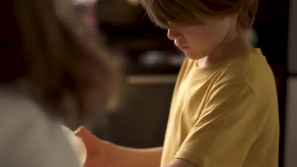 Kinder kochen Pizza. Junge hilft Vater. Zutaten für die Pizza zubereiten. Kind gießt Käse ein — Stockvideo