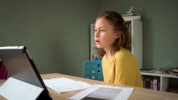Roztomilé dítě používat notebook pro vzdělávání, on-line studium, domácí studium. Holka má domácí úkoly ve škole. — Stock video