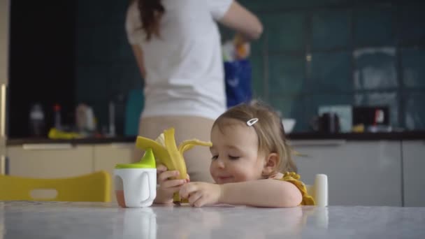 Niedliches Kind beim Essen. Das kleine Mädchen ernährt sich selbst gesund. Mutter und ihre kleine Tochter — Stockvideo
