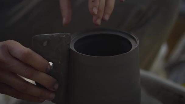 La fabricación de cerámica. Mujer trabajando con arcilla en la rueda de cerámica. — Vídeo de stock