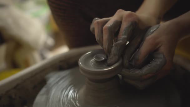 La fabricación de cerámica. Mujer trabajando con arcilla en la rueda de cerámica. — Vídeos de Stock