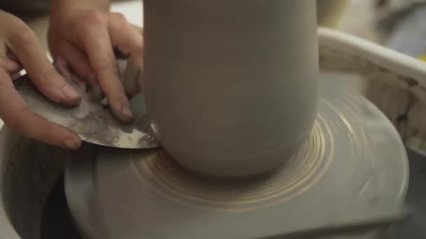 La fabrication de céramiques. Femme travaillant avec de l'argile sur une roue de poterie. — Video