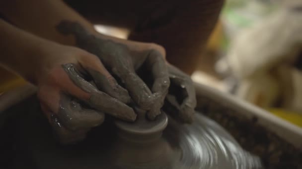 La fabrication de céramiques. Femme travaillant avec de l'argile sur une roue de poterie. — Video