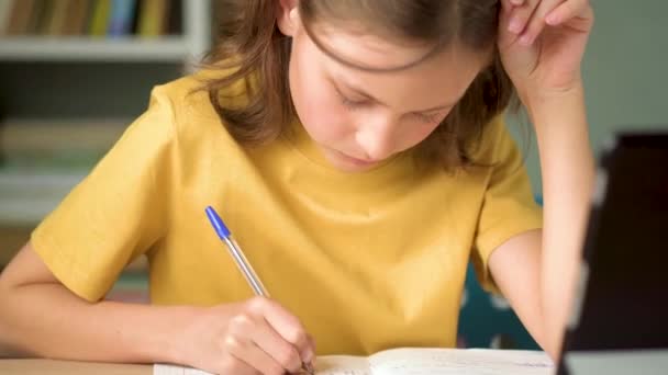 Schattig kind gebruik laptop voor onderwijs, online studie, thuis studeren. Meisje hebben huiswerk thuis onderwijs. — Stockvideo