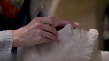 Heykel yaratma süreci. Heykeltıraş çalışıyor..