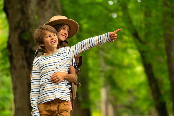 Uśmiechnięte dzieci na spacerze po lesie. Jasny słoneczny dzień. — Zdjęcie stockowe