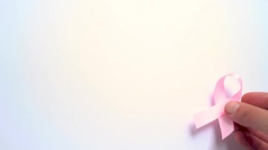 Pembe ipek kurdele, Ekim ayındaki dünya göğüs kanseri farkındalığı sembolü.