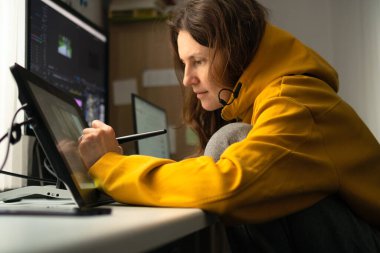 Masada grafik tableti kullanan genç bir kız öğrenci. Evden çalışan bir kadın. Mesafe öğrenme veya ev idaresi kavramı