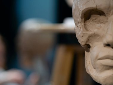 Ekorşi yaratma süreci. Heykeltıraş çalışıyor..