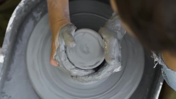 La fabrication de céramiques. Femme préparer l'argile pour le travail sur la roue de poterie. — Video