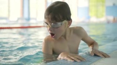 Havuzda mutlu çocuklar. Spor yaşam tarzı konsepti. Erkek ve kız yüzme dersleri alıyor.