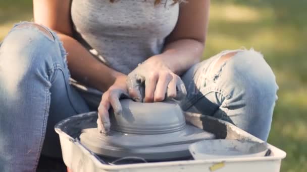 La fabrication de céramiques. Femme travaillant avec de l'argile sur une roue de poterie. — Video