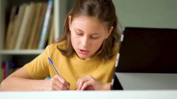 Niño lindo uso de la computadora portátil para la educación, estudio en línea, el estudio en casa. Chica tienen tarea en casa escolarización. — Vídeos de Stock