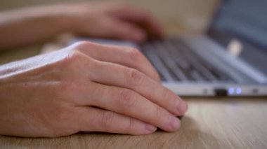 Adamın biri dizüstü bilgisayarını bir projede uzak mesafe çalışması için kullanıyor. Ev kavramından çalış