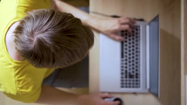 Ein Mann benutzt einen Laptop für entfernte Arbeiten an einem Projekt. Arbeit von zu Hause aus — Stockvideo