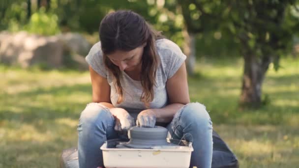 セラミックの製造。土器の車輪の上で粘土を扱う女性. — ストック動画