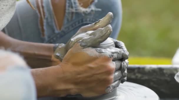 Виготовлення кераміки. Жінка готує глину для роботи на гончарному колесі . — стокове відео