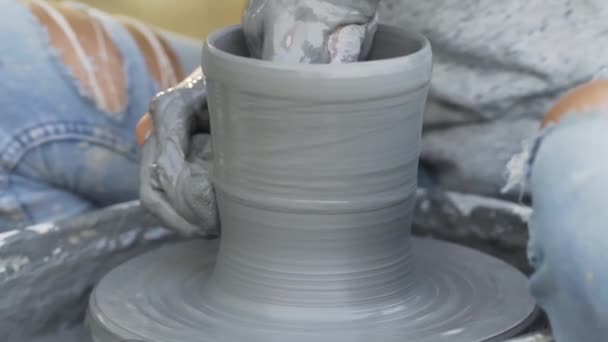 La fabricación de cerámica. Mujer trabajando con arcilla en la rueda de cerámica. — Vídeo de stock