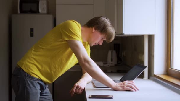 Mężczyzna używa laptopa do odległej pracy nad projektem. Praca z koncepcji domu — Wideo stockowe