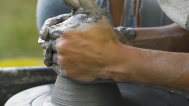 Виготовлення кераміки. Жінка готує глину для роботи на гончарному колесі . — стокове відео
