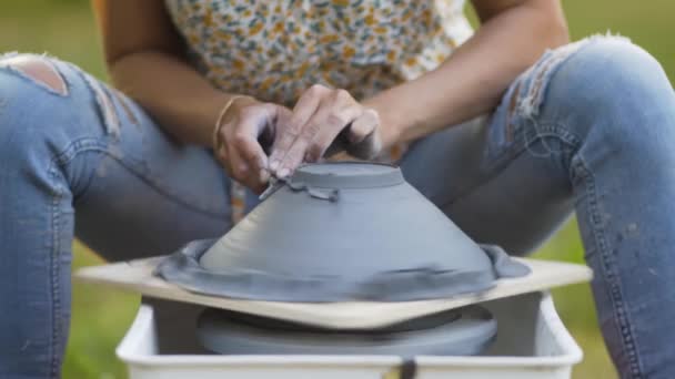 La fabrication de céramiques. Femme travaillant avec de l'argile sur une roue de poterie. — Video