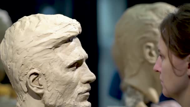 Mulher escultora no trabalho em uma escultura de uma cabeça humana. — Vídeo de Stock
