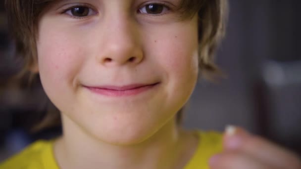 O dente de leite dos rapazes caiu. Uma criança satisfeita tem um dente na mão. Um buraco na gengiva é visível — Vídeo de Stock