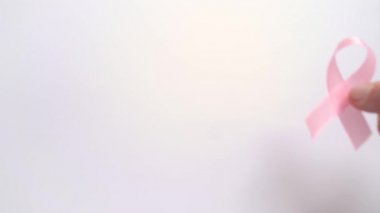 Pembe ipek kurdele, Ekim ayındaki dünya göğüs kanseri farkındalığı sembolü.