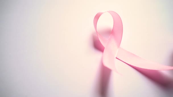 Ruban de soie rose, symbole du mois mondial de sensibilisation au cancer du sein en octobre — Video