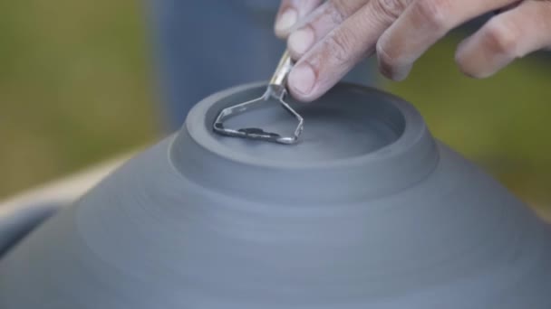 La fabricación de cerámica. Mujer trabajando con arcilla en la rueda de cerámica. — Vídeo de stock