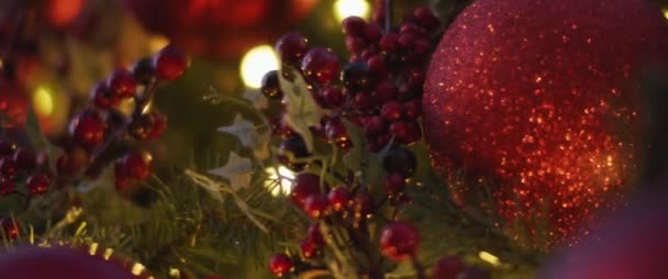 Close Van Traditionele Kerst Nieuwjaarsdecoraties Aan Een Stadsboom Langzame Beweging — Stockvideo