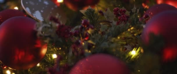 城市街道上装饰着传统红色玩具的圣诞树 低角度 慢动作 场深度浅 — 图库视频影像