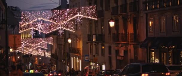 人々はクリスマスとホリデーシーズンのための新年の装飾とヨーロッパの街の通りを歩いてください スローモーション フィールドの浅い深さ — ストック動画