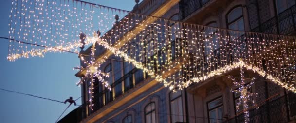 Χριστουγεννιάτικα Στολίδια Στους Δρόμους Της Λισαβόνας Κατά Διάρκεια Μιας Περιόδου — Αρχείο Βίντεο