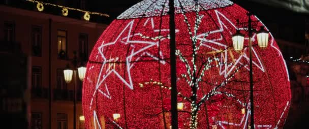Европейская Улица Украшена Традиционными Рождественскими Подсветками Украшениями Празднику Медленное Движение — стоковое видео