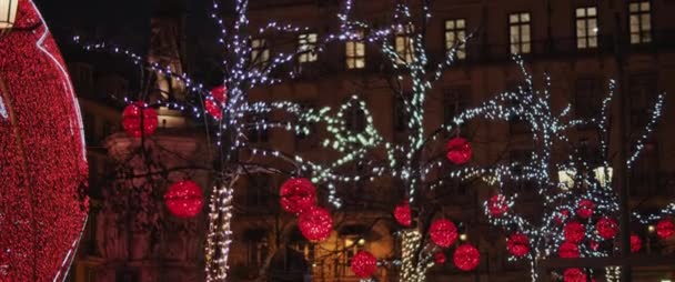 Piękne Europejskie Miasto Nocy Ozdobione Świątecznymi Lampkami Dekoracjami Wolny Ruch — Wideo stockowe