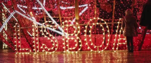 Девушка Восхищающаяся Традиционными Рождественскими Украшениями Лиссабоне Время Курортного Сезона Медленное — стоковое видео