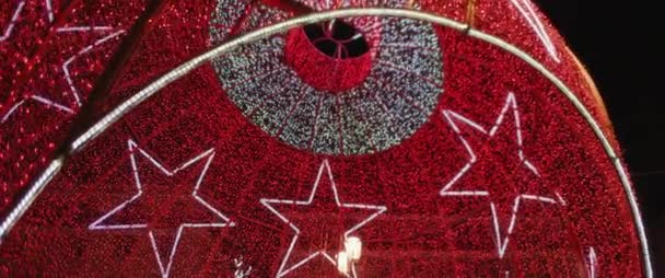 Низкий Угол Обзора Гигантской Инсталляции Красного Шара Рождественским Праздникам Медленное — стоковое видео