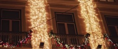 Lizbon 'daki bir binanın ön cephesinde geleneksel Noel süsleri. Yavaş çekim.  