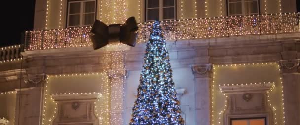 Decorações Árvores Natal Tradicionais Numa Fachada Edifício Lisboa Movimento Lento — Vídeo de Stock