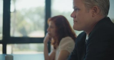 İki iş adamının ortaklarıyla görüşmelerini kapatıyoruz. Yavaş çekim.