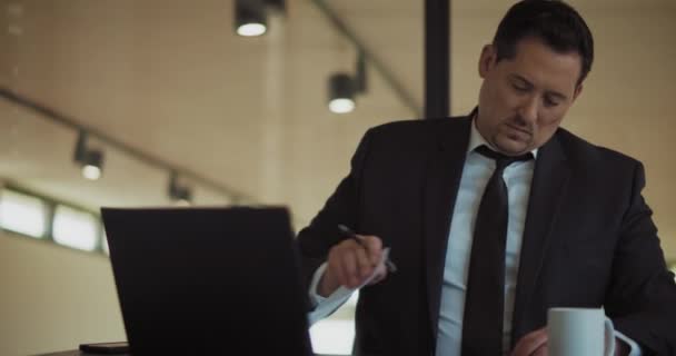 Muž Formálním Obleku Který Pracuje Kanceláři Podepisuje Dokumenty Střední Střela — Stock video