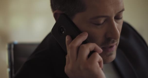 Feche Homem Adulto Fato Falar Telefone Movimento Lento — Vídeo de Stock