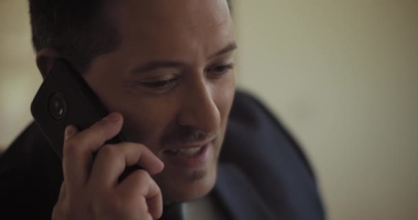 Primer Plano Hombre Negocios Adulto Traje Hablando Por Teléfono Sonriendo — Vídeos de Stock