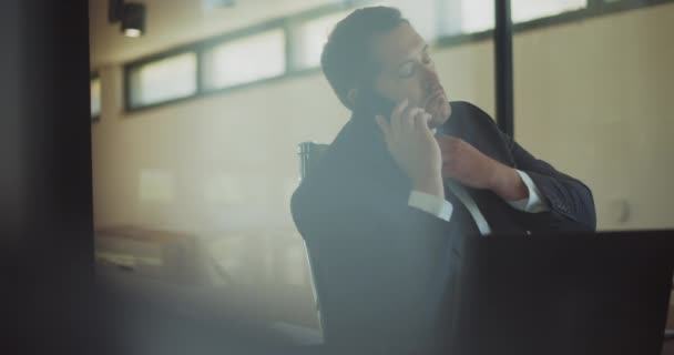 Бизнесмен Ведет Серьезный Напряженный Разговор Телефону Время Работы Офисе Вид — стоковое видео
