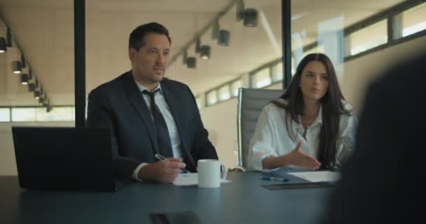 Adamı Bir Ofis Toplantısı Sırasında Müşterilerine Pazarlama Stratejisini Anlatıyor Orta — Stok video